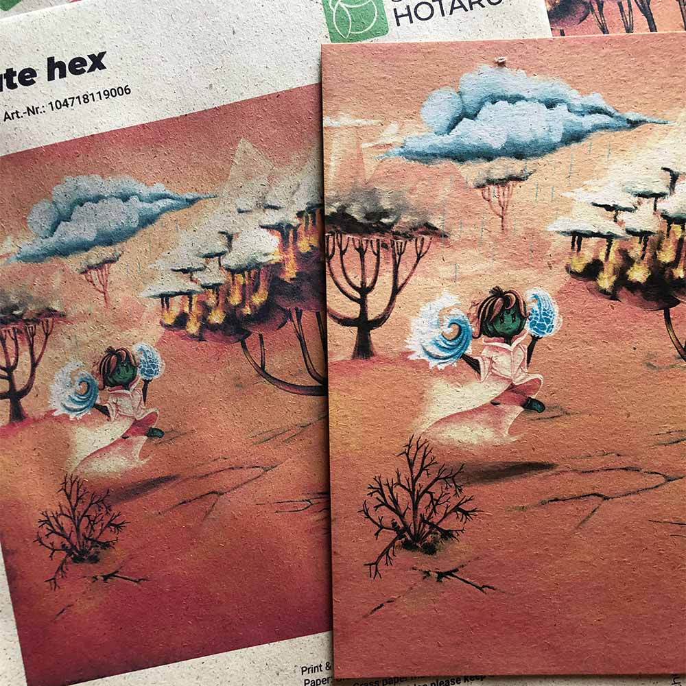 Ein Print im Anschnitt und der dazugehörige Umschlag mit den Informationen.